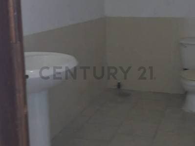 VENTA DE TERRENO CON BIENHECHURIA DE LOCAL COMERCIAL, OFICINAS, BAÑOS Y DEPOSITO - Photo 4