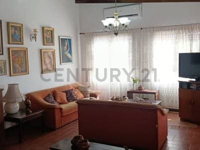 En venta Casa-Quinta con dos apartamentos listos para monetizar - Photo 1