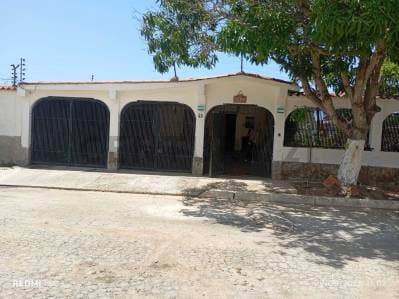 Casa Familiar con Piscina y Gran Reserva de Agua en Conjunto Privado, Porlamar - Photo 1