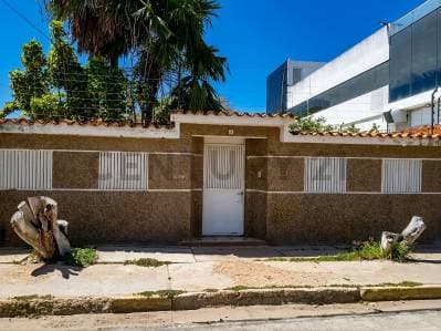 Inversión estratégica Casa con Uso Comercial Urbanización Jorge Coll - Photo 1