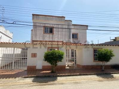 Casa de 2 niveles en la urbanización Mundo Nuevo en los Robles - Photo 1