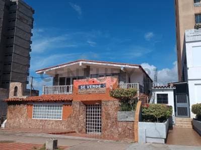 En venta, local para restaurant con Casa, terreno, oficinas y galpón - Photo 1