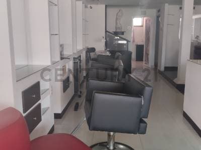 Local Comercial con mobiliario para salon de belleza