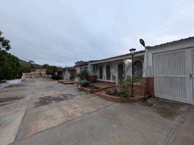 Amplia casa en conjunto cerrado en Los Robles, municipio maneiro - Photo 1