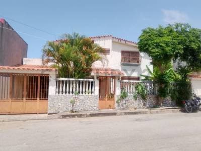 Casa Dúplex con Vista al Cerro Matasiete y Anexos Independientes - Photo 1
