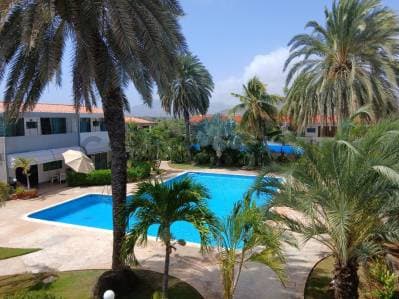 Townhouse Moderno Estilo Europeo en La Mira cerca de Playa El Agua (Oportunidad) - Photo 1
