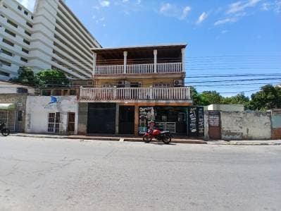 Edificio residencial y comercial de 564 m² en Porlamar - Photo 1