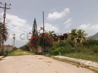 Terreno con tres casas en Antolin del Campo