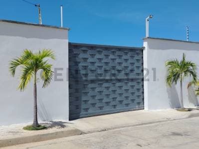 CASA RESIDENCIAL EN PLAYA EL AGUA CON POTENCIAL TURISTICO Y COMERCIAL - Photo 1