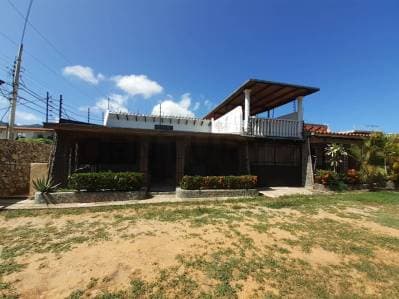 CASA DE 2 NIVELES UBICADO EN LA MIRA DE PLAYA EL AGUA