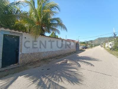 AMPLIA CASA EN LA MIRA DE PLAYA EL AGUA PARA REMODELAR