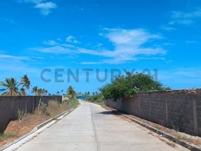 Terreno en Venta en La Exclusiva Playa El Agua Lote ideal para invertir. - Photo 4
