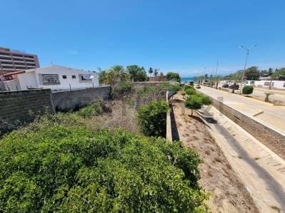 ubicacion inbaltible> terreno a pasos de la playa en el paseo de porlamar - Photo 1