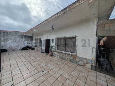 AMPLIA CASA PARA REMODELAR CON PATIO Y ARBOLES FRUTALES UBICADA EN LOS ROBLES